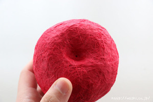 目打ちで開けた穴(リンゴ型オブジェの作り方)
