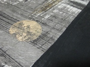 墨の刷毛目と金の創作和紙(アップ)