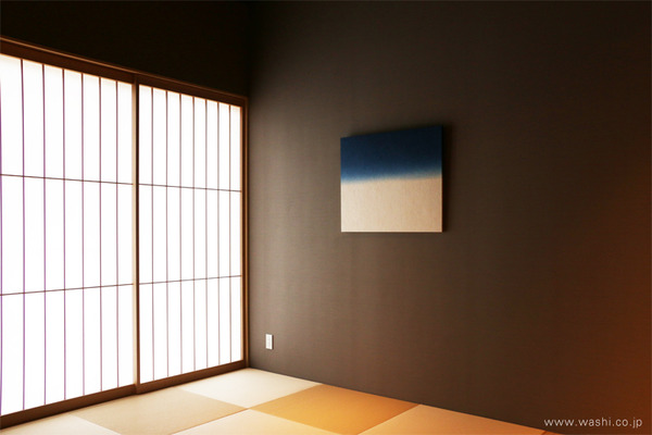ゆるやかな時間を過ごせる 群青色の和紙アートパネル−Washi(Japanese Paper) Modern Wall Art Panel (弥生の間、パネル斜めアングル)
