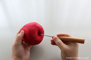 目打ちで穴をあける(リンゴ型オブジェの作り方)