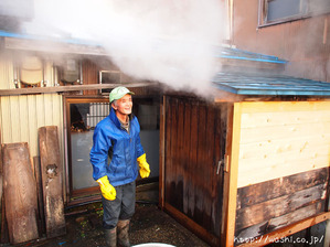 悠久紙(五箇山和紙)楮蒸しを行っているところ