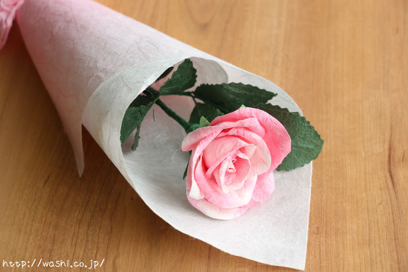 結婚記念日の贈り物 淡いピンク色の和紙の花 一輪のバラ 浅倉紙業株式会社 ショールーム 紙あさくら のブログ