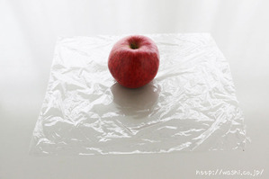 ラップで全体を包んでいきます(リンゴ型オブジェの作り方)