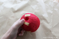 マスキングテープを貼っている所(リンゴ型オブジェの作り方) (2)