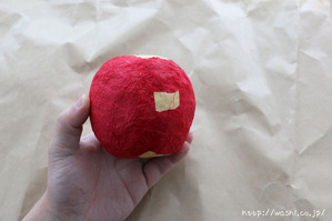 和紙を貼り終えました(リンゴ型オブジェの作り方)2