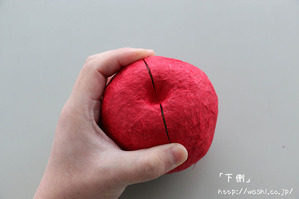 指のはらで軽く押さえている所。下部(リンゴ型オブジェの作り方)