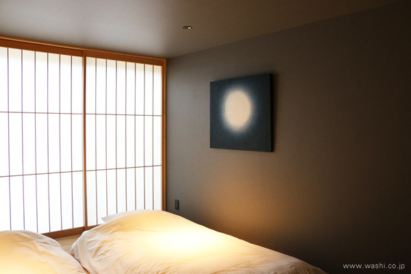ゆるやかな時間を過ごせる 群青色の和紙アートパネル−Washi(Japanese Paper) Modern Wall Art Panel (如月の間、パネル斜めアングル)