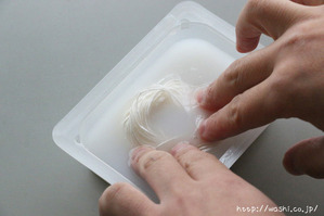 【DIY 和紙照明・あかり】製作開始(2:紙糸に糊を染み込ませる)
