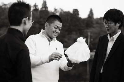 和紙の器 Yoshihiro Narisawa admires his dish