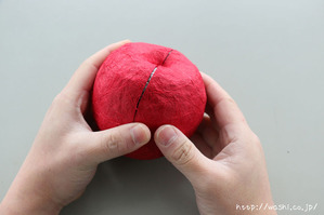 指のはらで軽く押さえている所(リンゴ型オブジェの作り方)1