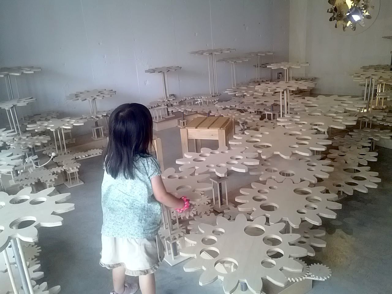 大阪枚方の家具町団地で開催中 つちやあゆみさんがつくる歯車いっぱいのアート展 大阪市の天王寺区 和紙問屋3代目の日々雑感 大阪枚方の家具町団地で開催中 つちやあゆみさんがつくる歯車いっぱいのアート展 大阪市の天王寺区 和紙問屋3代目の日々雑感