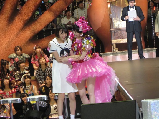 宮脇咲良に寄り添う渡辺麻友