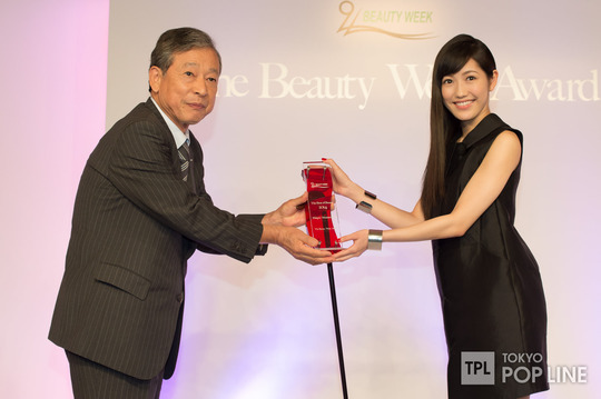 授賞式の渡辺麻友_35