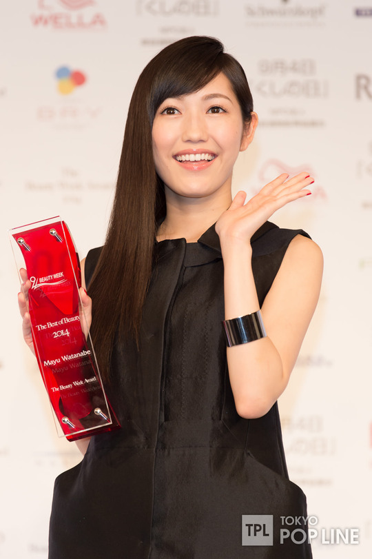 授賞式の渡辺麻友_11