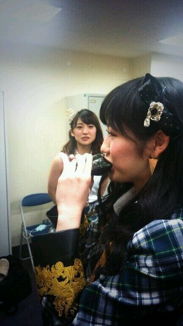 恵方巻きを食べる渡辺麻友