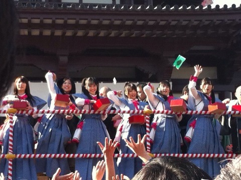 豆まきする渡り廊下走り隊