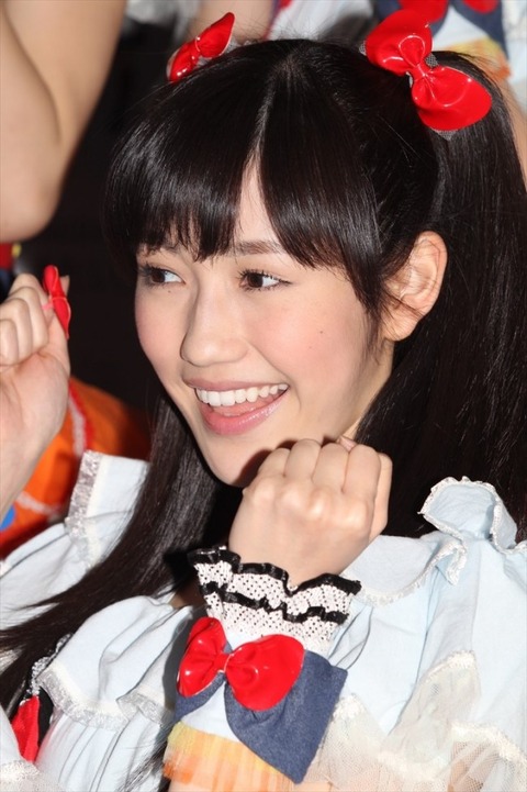 渡り廊下走り隊囲み取材の渡辺麻友6