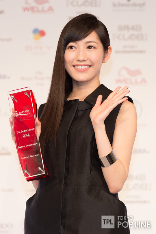 授賞式の渡辺麻友_10