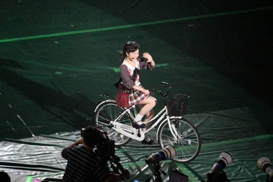自転車に乗る渡辺麻友2