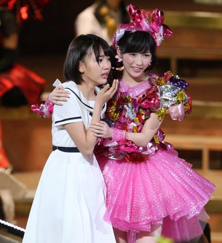 宮脇咲良に寄り添う渡辺麻友3