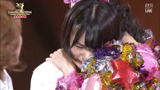 宮脇咲良に寄り添う渡辺麻友2