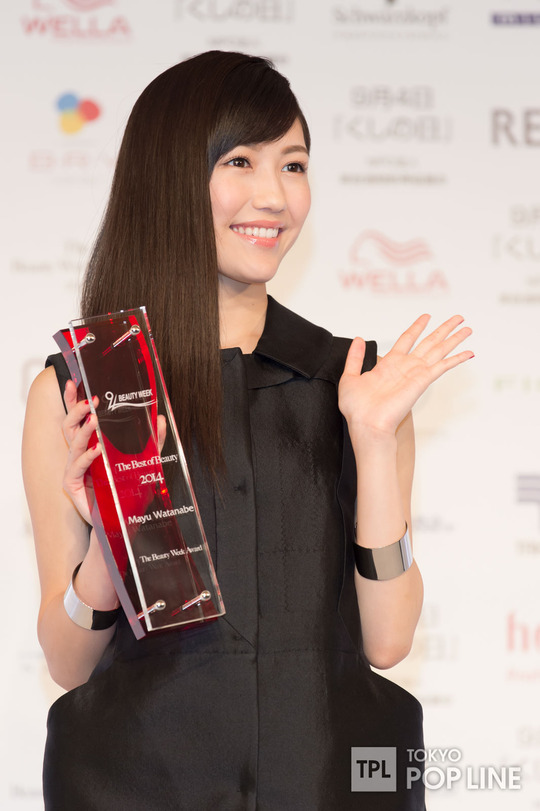 授賞式の渡辺麻友_9