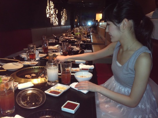 焼肉を食べる渡辺麻友