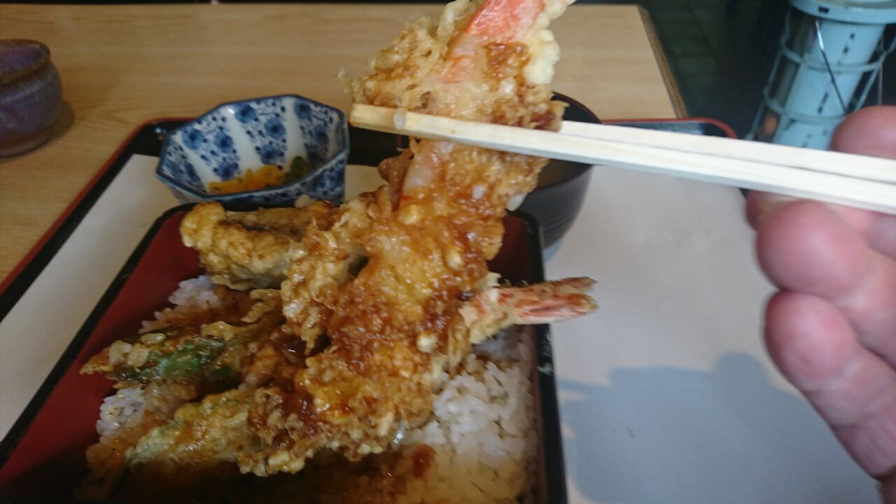 店主 一心不乱に厨房で天ぷらを揚げています この店はウマイぞ 浅川町 天ぷら まるみ 行って来ました 富山のくすり屋さんの旅日記