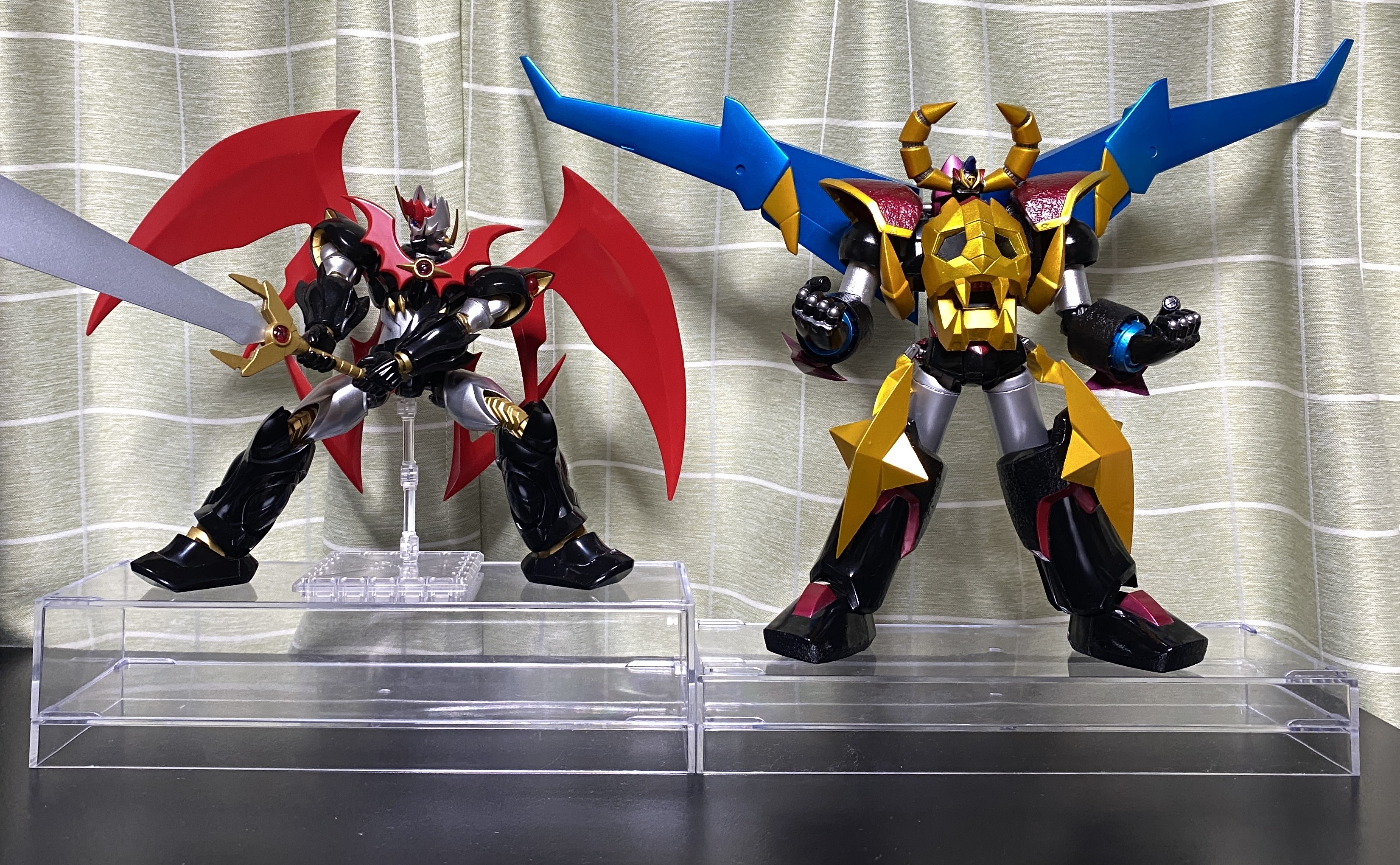 フィギュアのディスプレイ台に使えるクリアケースを100均で買ってきたって話 卒業できないオタクの日常