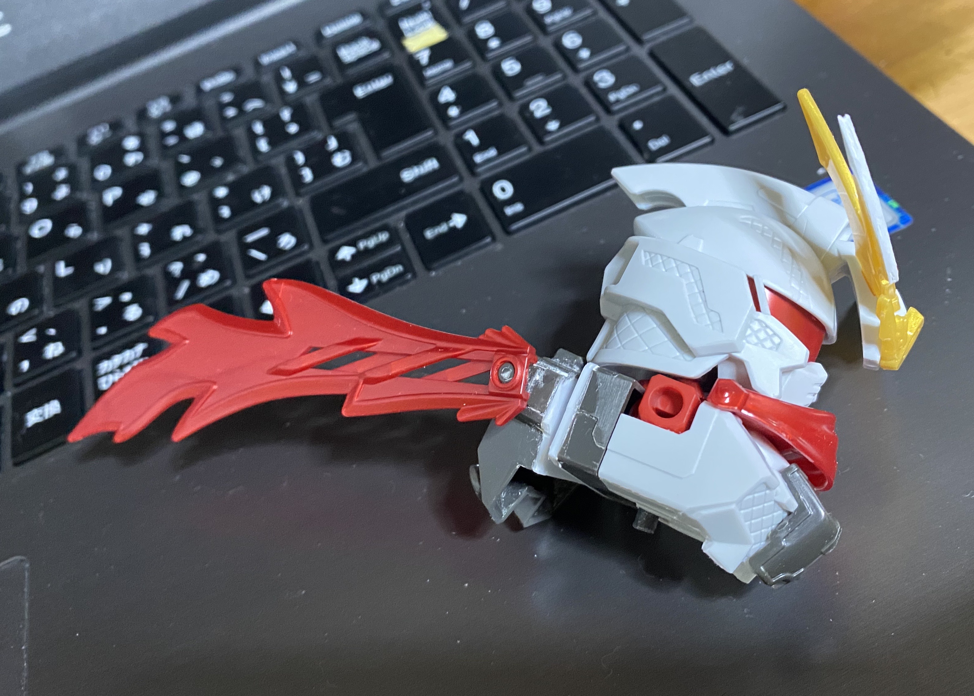 ティッシュにスプレー吹いて布マントや布マフラーっぽい物を作ってみるよって話 卒業できないオタクの日常