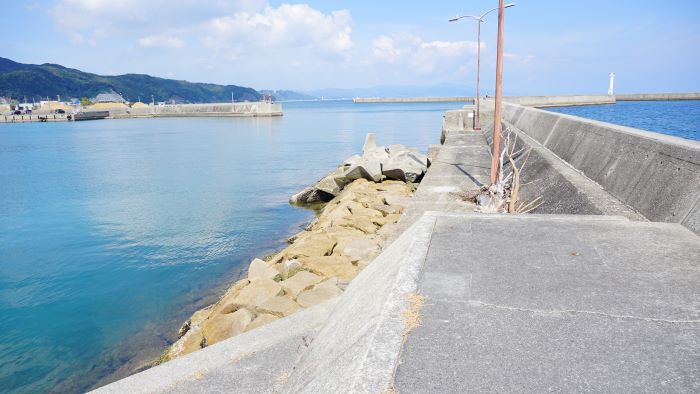 洲本港白灯大波止12