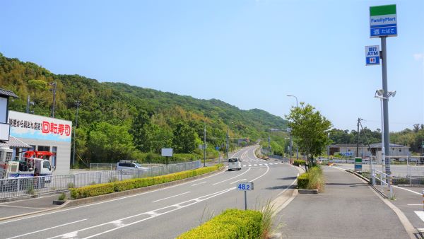 淡路島、国道28号洲本バイパスの風景 -ユニクロ周辺- : 橋を渡る