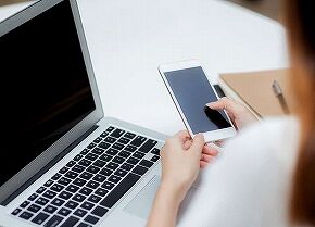 Hand-of-young-woman-working-with-laptop_l_01