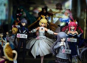 【悲報】弊社の新入社員、いきなり自分のデスクにアニメグッズやフィギュアを並べ始め緊急役員会議勃発