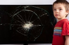 A-kid-stand-next-to-a-broken-screen-TV_l_01