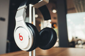 headphones-820341_1920