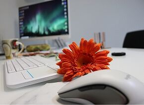 desk-4962107_1280
