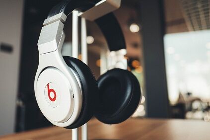 headphones-820341_1280