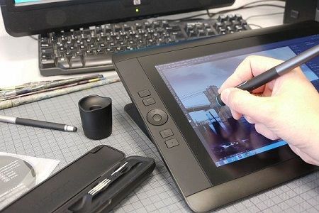 PCがないと使えない液タブより一つで何でもできるiPadのほうが良くない？