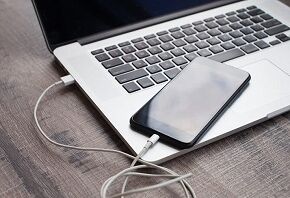 How-To-Connect-Your-iPhone-to-PC-Via-USB-Cable_l_01