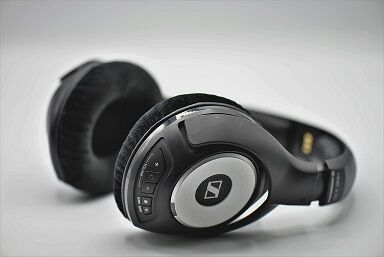 headphones-3683983_1280