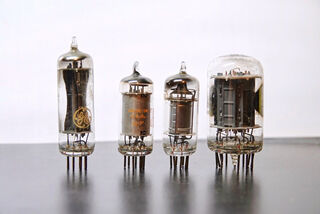 vacuum-tubes-g97bdc4a78_640