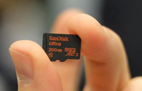 SANDISK-ULTRA-200GB-MICROSD-CARD-02