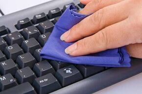 How-to-clean-the-keyboard-on-a-laptop-and-PC_l_01