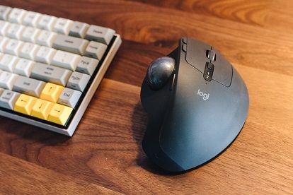 トラックボールが机でつるつる滑るんだけどみんなどうやって滑り止めしてるの 汎用型自作pcまとめ