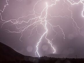 雷鳴ったらパソコン落とすよな？