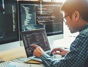 実際WebプログラマーってAIに仕事奪われるってやつとさとるみたいにAI活用してるやつどっち多いんやろ？