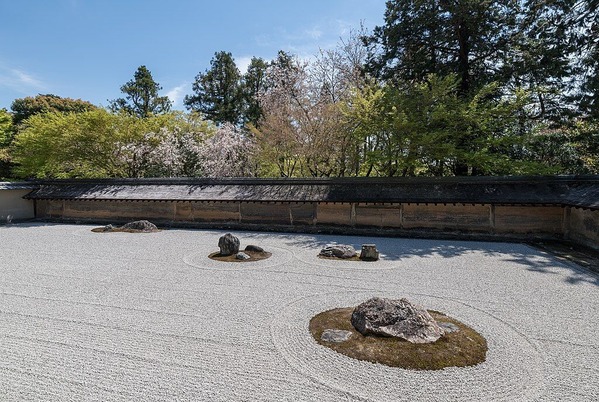 Kare-sansui_zen_garden,_Ryōan-ji,_Kyoto_20190416_1