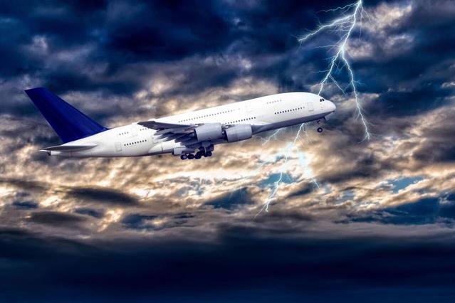 暗雲の中を飛ぶ国運の飛行機