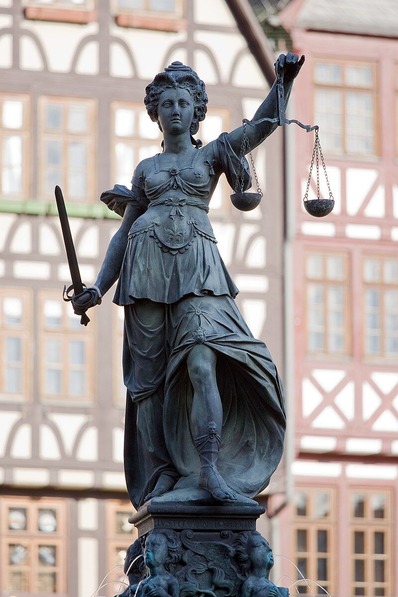 Gerechtigkeitsbrunnen-Detail-Justitia_von_Westen-20110408